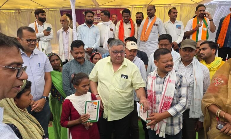 सुशासन तिहार बना जनसमस्याओं के समाधान का मजबूत मंच, 540 नए राशन कार्ड और 1062 पेंशन स्वीकृत 1 'Sushasan Tihar' emerges as a robust platform for resolving public grievances; 540 new ration cards and 1,062 pensions approved.