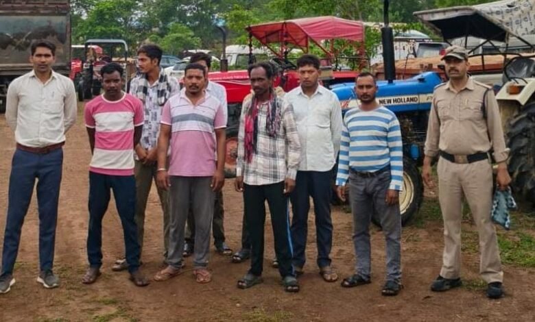 Major crackdown by the administration on the mining mafia in Sarangarh-Bilaigarh: 8 crushers sealed, mines shut down, and 10 vehicles seized.