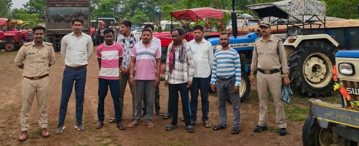 Major crackdown by the administration on the mining mafia in Sarangarh-Bilaigarh: 8 crushers sealed, mines shut down, and 10 vehicles seized.