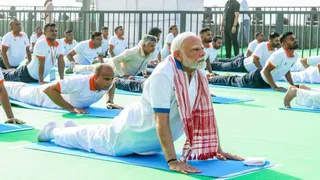 Photo of कोलकाता के रेड रोड से गूंजा योग का संदेश, पूरी दुनिया ने मनाया अंतरराष्ट्रीय योग दिवस 2026