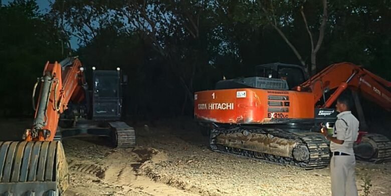 Major action against illegal sand mining in Dhamtari: 5 machines operating in Mahanadi river seized, raids continued throughout the night