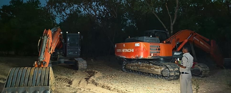 Major action against illegal sand mining in Dhamtari: 5 machines operating in Mahanadi river seized, raids continued throughout the night