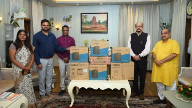 Photo of राज्यपाल रमेन डेका ने बस्तर के वनांचल स्कूल को दिए 10 कंप्यूटर