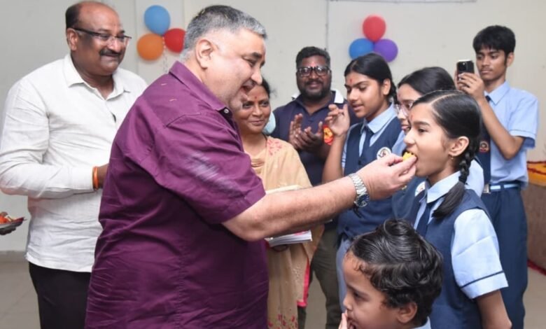 Children's enthusiasm soared at the school enrollment festival; girl students received the gift of bicycles.