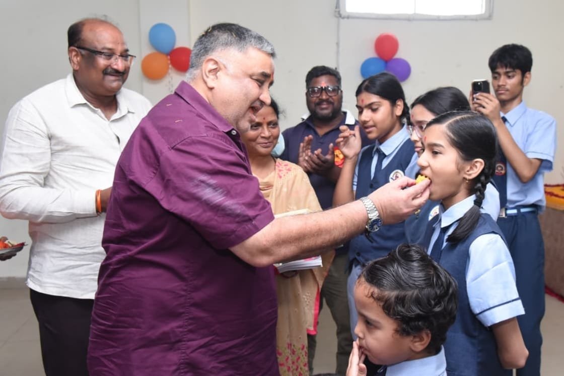 Children's enthusiasm soared at the school enrollment festival; girl students received the gift of bicycles.