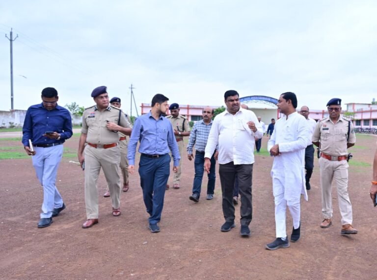 Education Minister Gajendra Yadav arrived in Ganiyari, met Dr. Tijan Bai's family members to offer condolences, and took stock of the preparations for the tribute ceremony.