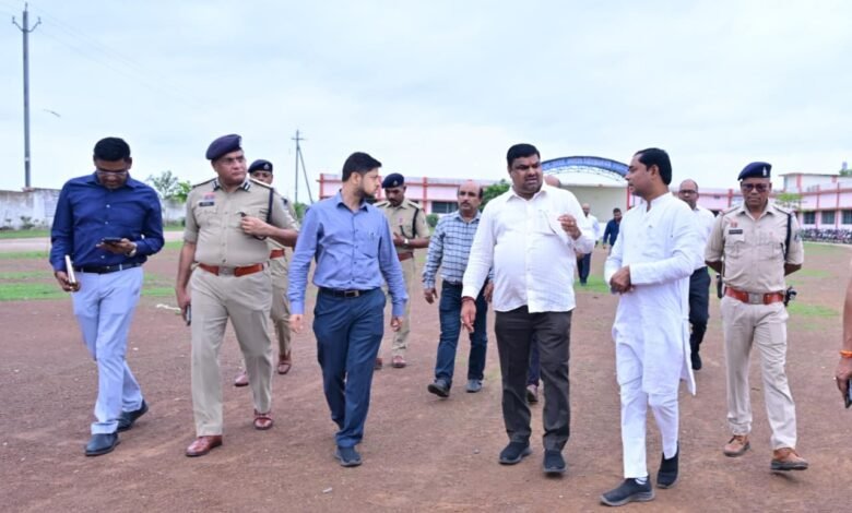 गनियारी पहुंचे शिक्षा मंत्री गजेन्द्र यादव, डॉ. तीजन बाई के परिजनों से मिलकर दी सांत्वना, श्रद्धांजलि कार्यक्रम की तैयारियों का लिया जायजा 1 Education Minister Gajendra Yadav arrived in Ganiyari, met Dr. Tijan Bai's family members to offer condolences, and took stock of the preparations for the tribute ceremony.