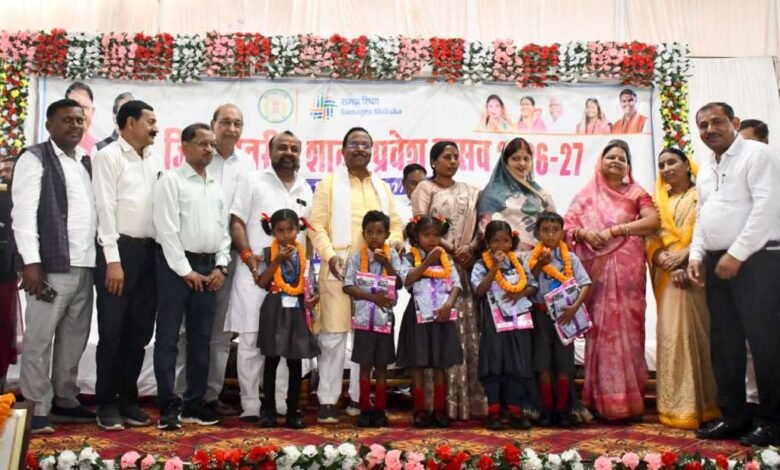 शाला प्रवेश उत्सव में बच्चों का हुआ भव्य स्वागत, छात्राओं को मिली साइकिल और विद्यार्थियों का हुआ सम्मान 1 Children received a grand welcome at the school enrollment festival; girl students were given bicycles, and students were felicitated.