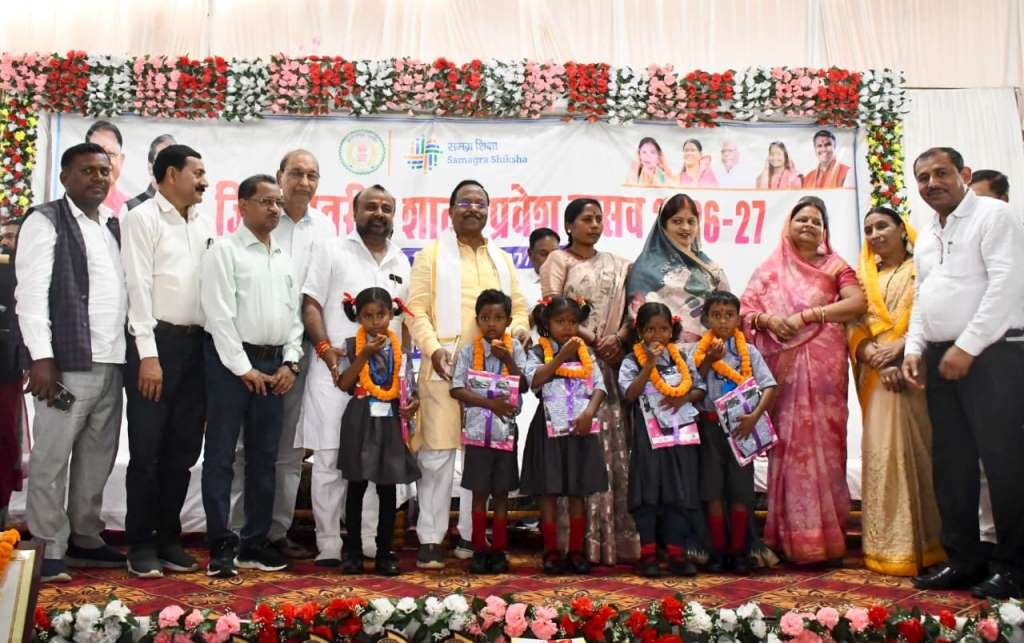 Children received a grand welcome at the school enrollment festival; girl students were given bicycles, and students were felicitated.