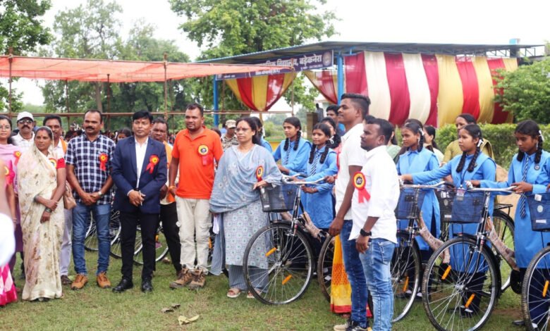 Schoolgirls in Kondagaon receive Saraswati bicycles; a message of education and environmental conservation is conveyed.