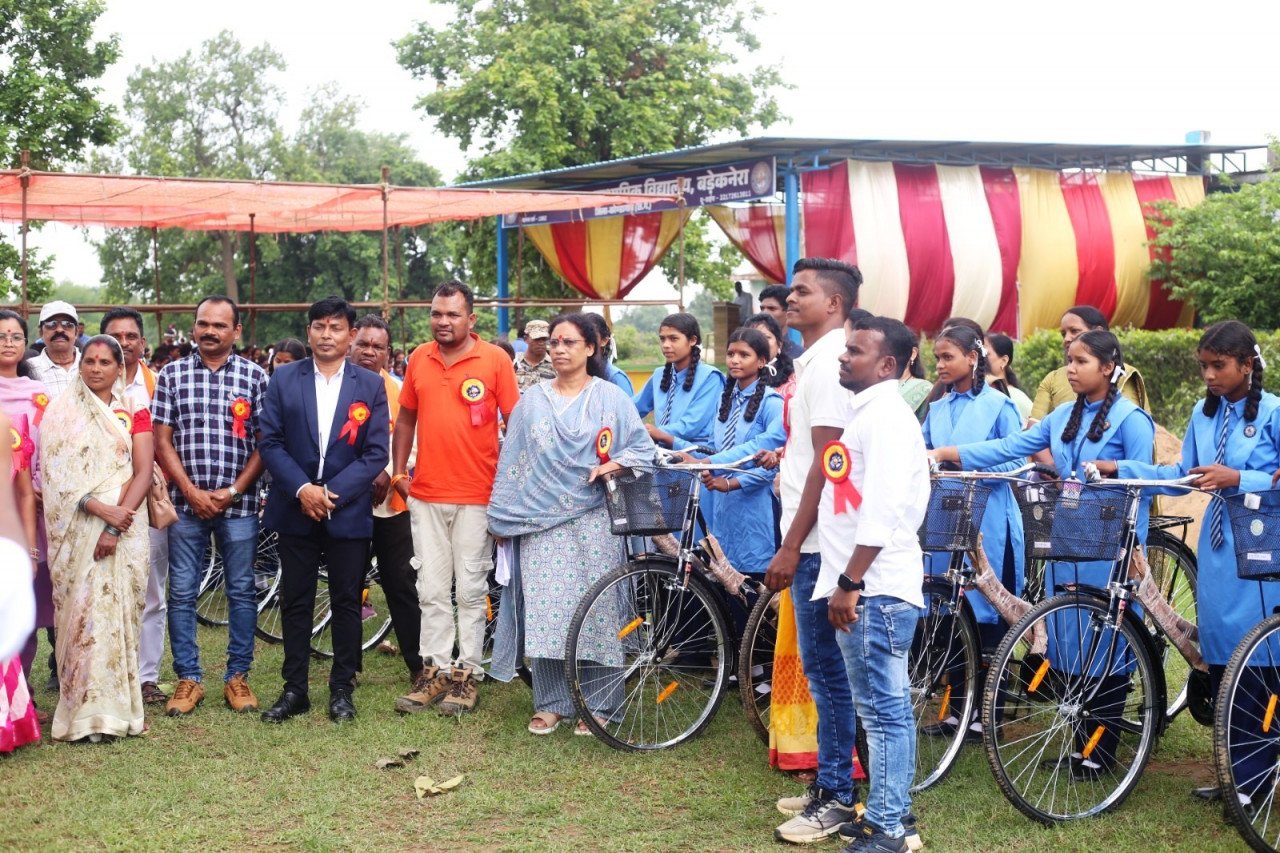 Schoolgirls in Kondagaon receive Saraswati bicycles; a message of education and environmental conservation is conveyed.