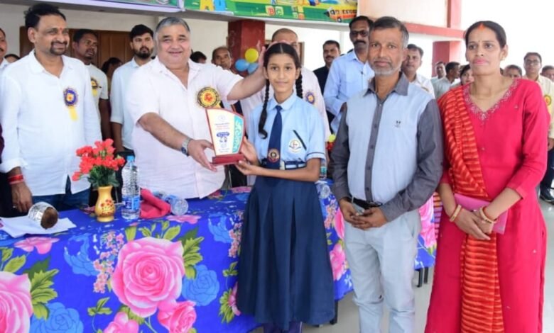 Warm welcome for children at the school enrollment festival; emphasis placed on quality education.