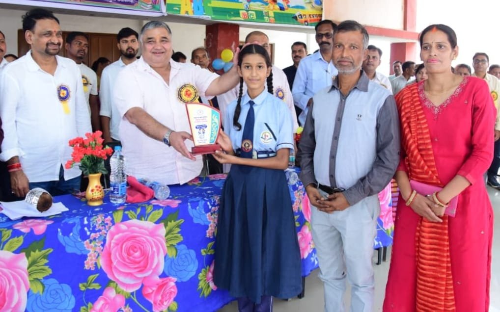 Warm welcome for children at the school enrollment festival; emphasis placed on quality education.