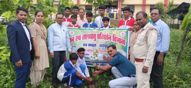 'Ek Ped Maa Ke Naam' campaign garners public support in Jashpur; thousands join hands to pledge for a greener future.