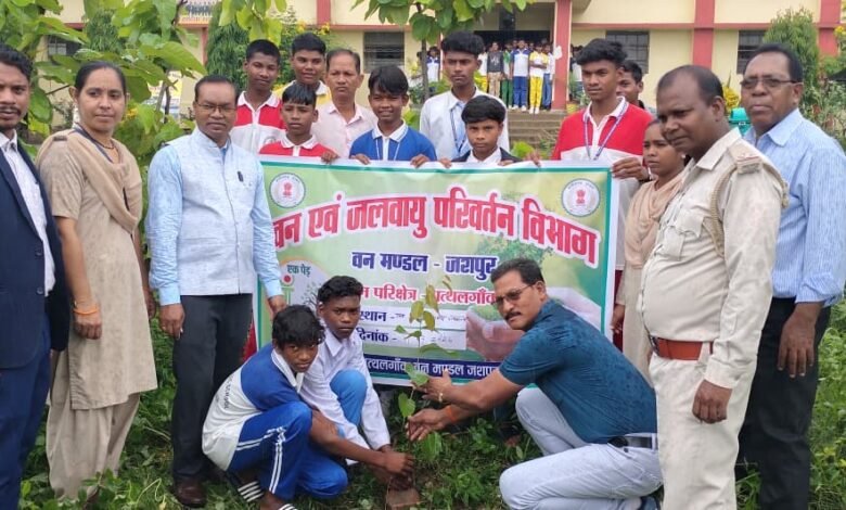 'Ek Ped Maa Ke Naam' campaign garners public support in Jashpur; thousands join hands to pledge for a greener future.