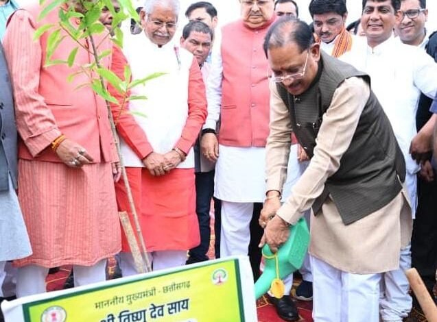 विधानसभा परिसर में 'एक पेड़ मां के नाम 3.0' अभियान, जनप्रतिनिधियों ने किया पौधारोपण 1 'Ek Ped Maa Ke Naam 3.0' campaign held at the Legislative Assembly complex; public representatives planted saplings.