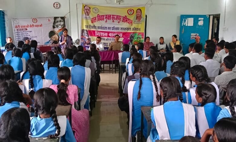 सूरजपुर में छात्राओं को मिला आत्मरक्षा और साइबर सुरक्षा का प्रशिक्षण, योजनाओं की भी दी गई जानकारी 1 Female students in Surajpur received training in self-defense and cybersecurity; information about government schemes was also provided.