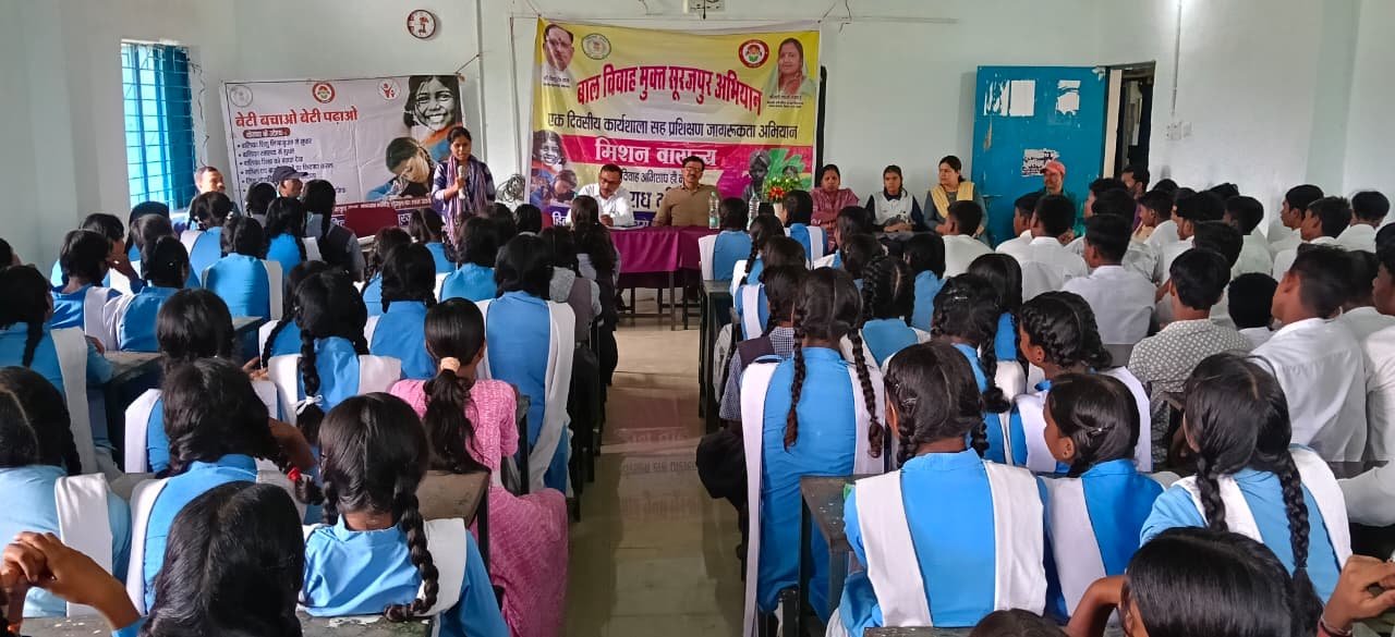 Female students in Surajpur received training in self-defense and cybersecurity; information about government schemes was also provided.