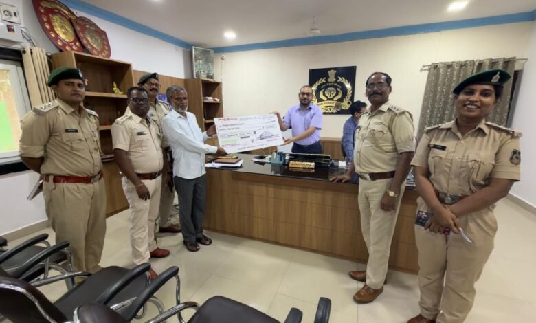 New rehabilitation initiative in Bijapur: Surrendered Naxalites and villagers gain a means of self-employment through loans totaling ₹17 lakh.