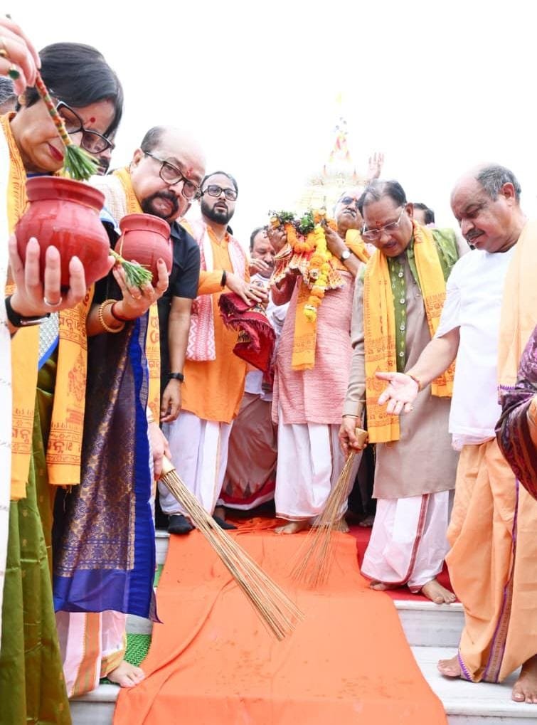 Lord Jagannath's grand Rath Yatra taken out in Raipur amidst devotion and faith; Governor and Chief Minister performed the 'Chera-Pahara' ritual.