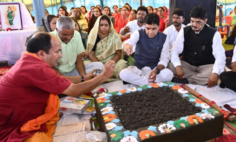 Tandwa receives a development gift worth ₹8.32 crore; Revenue Minister Tankram Verma performs the groundbreaking ceremony for road projects.