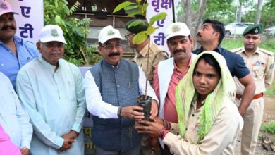 Photo of गुरु पूर्णिमा पर बिलासपुर में वन महोत्सव, अरुण साव ने किया पौधरोपण और दिलाया पर्यावरण संरक्षण का संकल्प