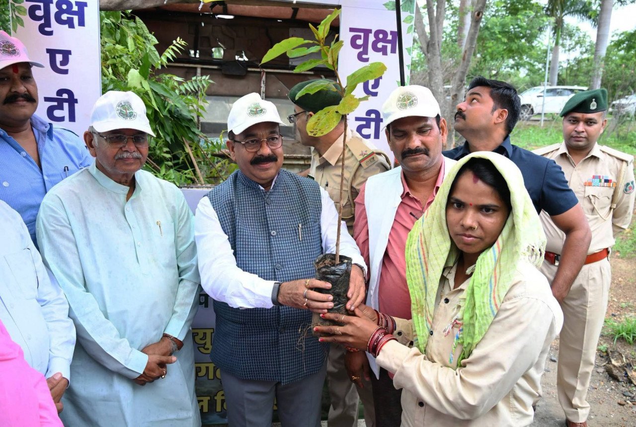 Forest Festival in Bilaspur on Guru Purnima, Arun Saav planted trees and took pledge for environmental protection