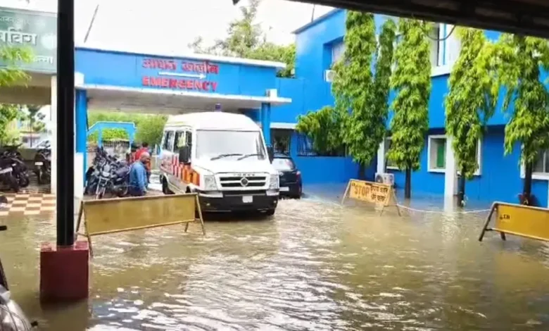 Monsoon arrives with a bang in Chhattisgarh: Water enters the X-ray ward of Rajnandgaon District Hospital; patients face distress, administration on alert.