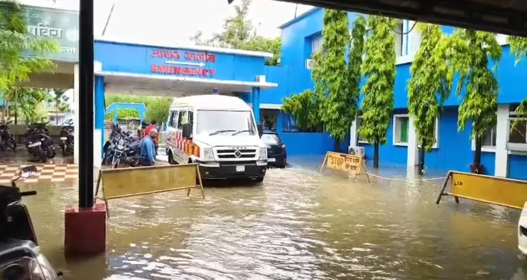 Monsoon arrives with a bang in Chhattisgarh: Water enters the X-ray ward of Rajnandgaon District Hospital; patients face distress, administration on alert.