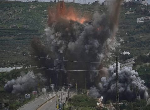 होर्मुज जलडमरूमध्य में बारूद की गंध: अमेरिकी CENTCOM का ईरान पर भीषण हवाई हमला, जंग के मुहाने पर दुनिया! 1 Scent of gunpowder in the Strait of Hormuz: US CENTCOM launches massive air strike on Iran; the world on the brink of war!