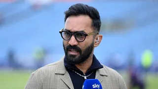 Dinesh Karthik dropped a 'friction' bombshell during live commentary! He caused a sensation in the cricketing world by publicly exposing the dark secrets of the Indian dressing room!