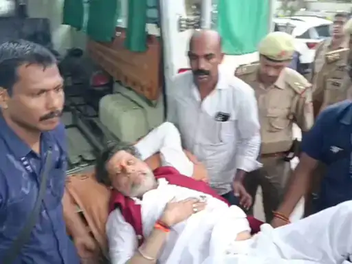 ललितपुर में सड़क हादसे का शिकार हुए भाजपा प्रदेश अध्यक्ष किरण सिंह देव, कमर में चोट, हालत स्थिर 1 BJP State President Kiran Singh Dev meets with a road accident in Lalitpur; suffers lower back injury, condition stable.