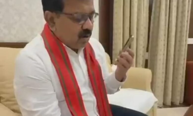 कुलगाम आतंकी हमले में छत्तीसगढ़ के दो युवकों की हत्या, राज्य सरकार ने हरसंभव मदद का दिलाया भरोसा 1 Two youths from Chhattisgarh killed in Kulgam terror attack; state government assures all possible assistance.