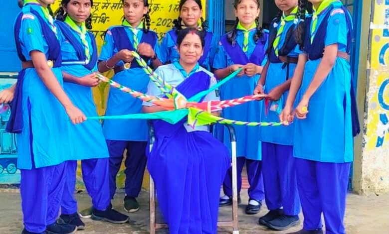 विश्व स्कार्फ दिवस पर गूंजा सेवा और अनुशासन का संदेश, स्कूलों में स्काउट-गाइड ने दिलाई राष्ट्रसेवा की शपथ 1 Message of service and discipline resonates on World Scarf Day; Scouts and Guides take the oath of national service in schools.