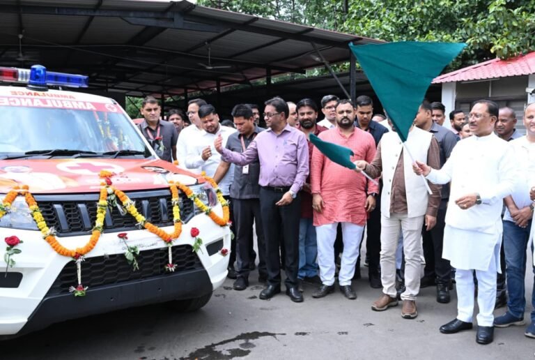 Dharsinwa receives a free modern ambulance; Chief Minister flags it off.