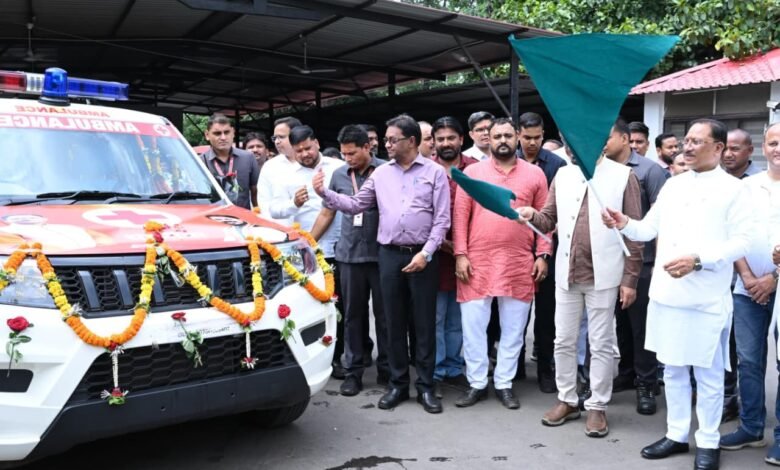 Dharsinwa receives a free modern ambulance; Chief Minister flags it off.