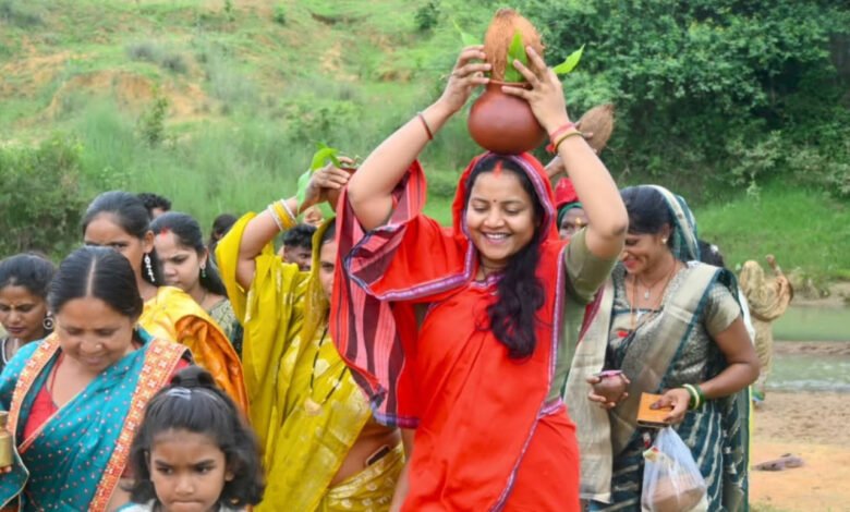 Grand Kanwar Yatra taken out in Birpur on the first Monday of Shravan; Lakshmi Rajwade performed the ritual of offering water to Lord Shiva.