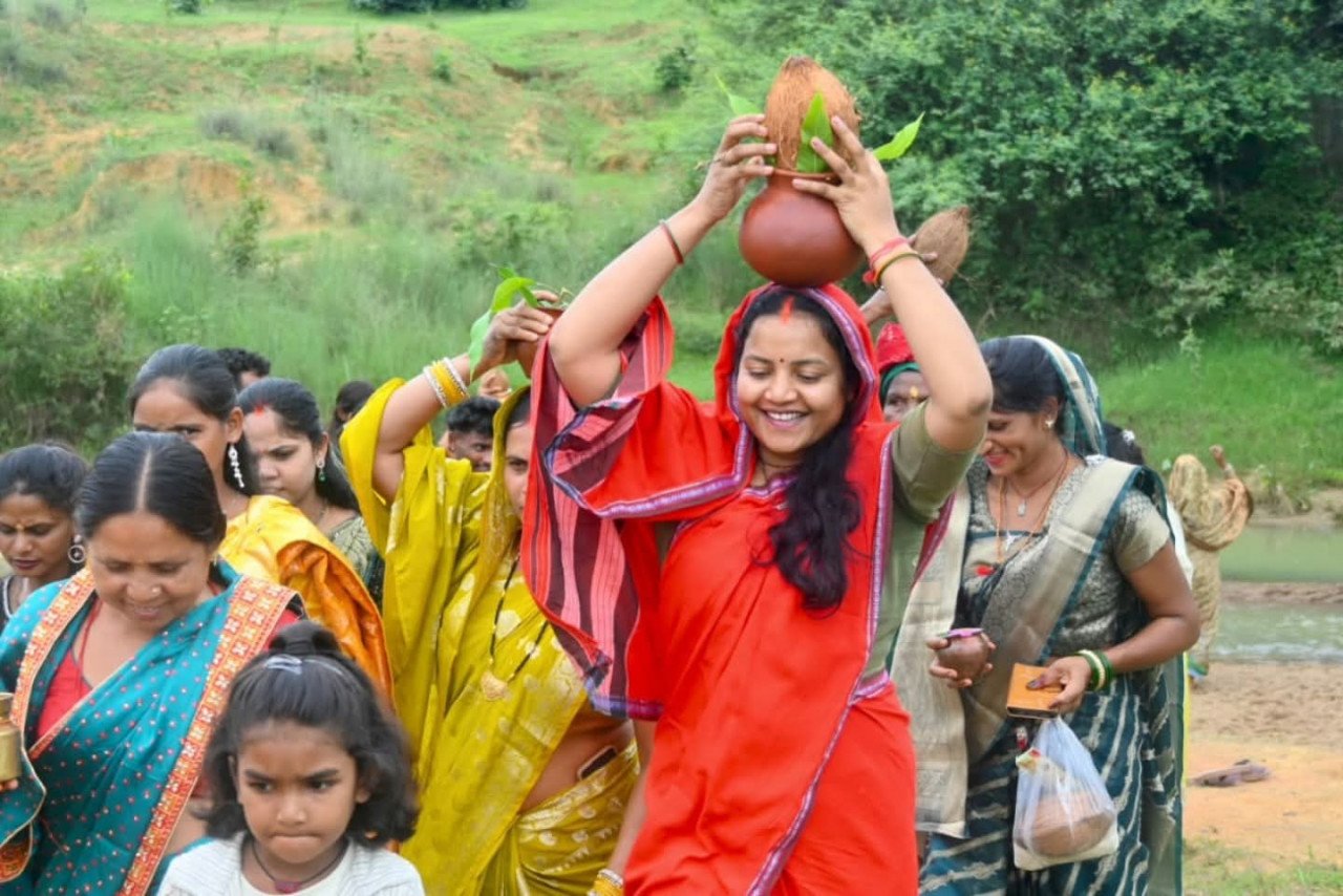 Grand Kanwar Yatra taken out in Birpur on the first Monday of Shravan; Lakshmi Rajwade performed the ritual of offering water to Lord Shiva.