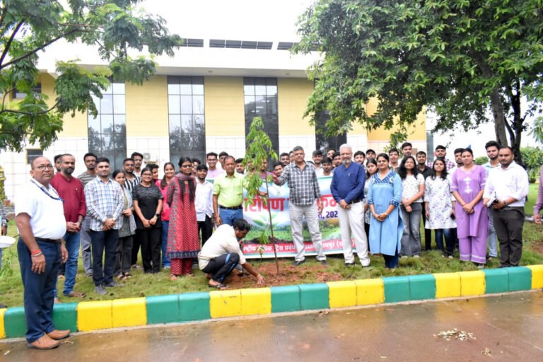 With a pledge for a drug-free India, the youth planted 75 Ashoka saplings, conveying a message of environmental conservation.