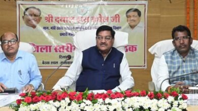 Photo of गरियाबंद में अवैध रेत कारोबार पर सख्ती के निर्देश, समीक्षा बैठक में विकास कार्यों की प्रगति पर जताई गंभीरता