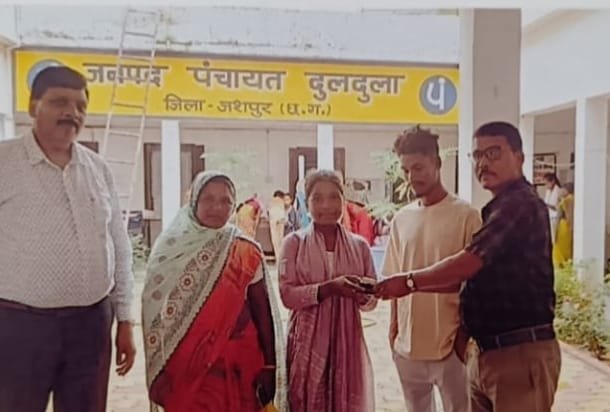 मुख्यमंत्री कैंप कार्यालय की पहल से छात्रा की लौटी सुनने की क्षमता, पढ़ाई को मिली नई रफ्तार 1 Student regains hearing ability through Chief Minister's Camp Office initiative; studies gain new momentum.