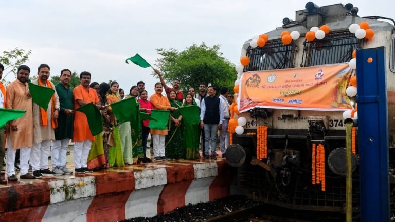 Ramlala Darshan Yojana: 850 pilgrims from Surguja depart for Ayodhya and Kashi via the Bharat Gaurav train.