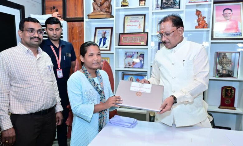 Courage, not eyesight, became Jaymanti's strength; the dream of becoming a teacher will be realized with the help of technology.