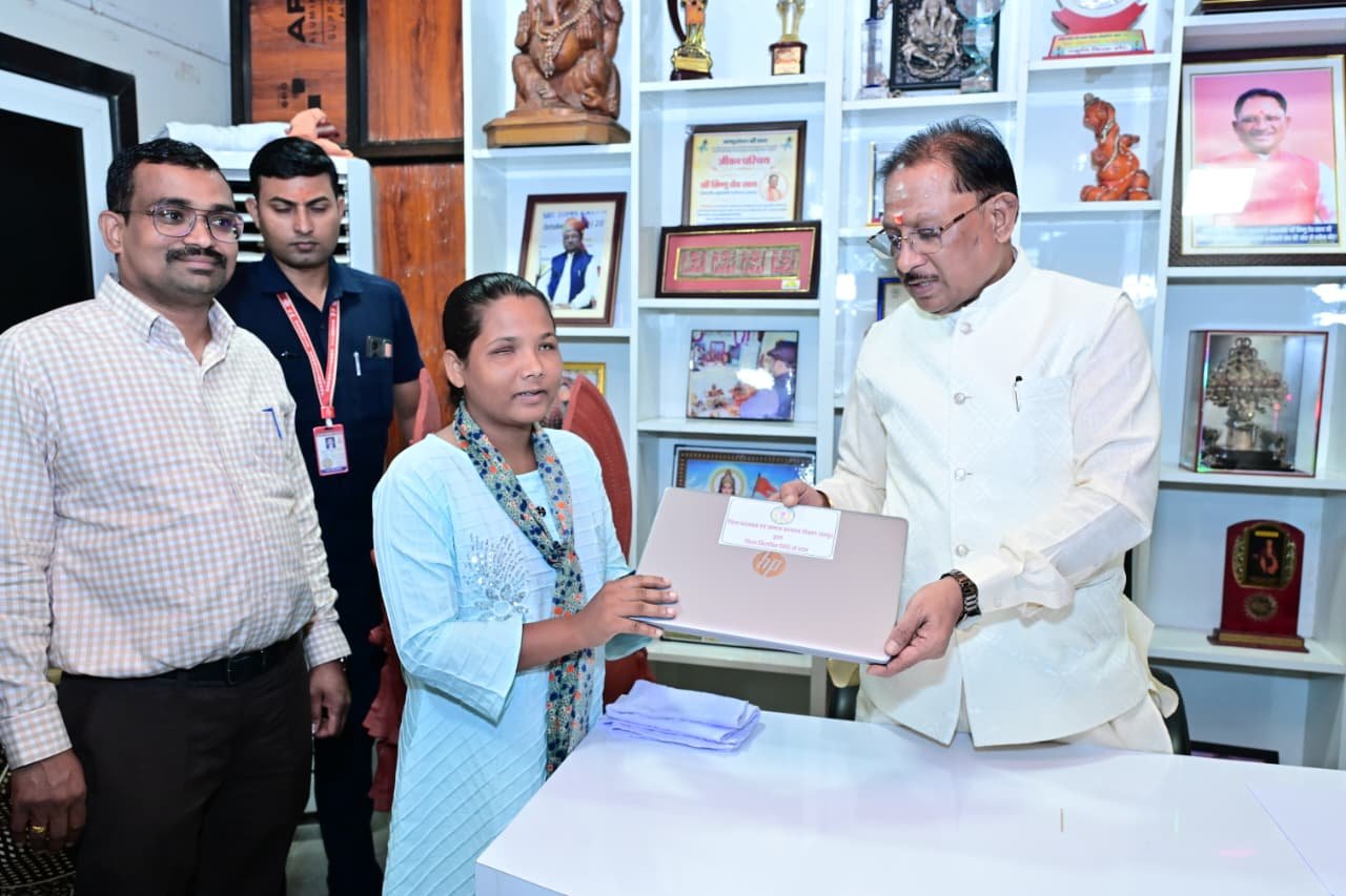 Courage, not eyesight, became Jaymanti's strength; the dream of becoming a teacher will be realized with the help of technology.