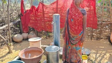 Photo of कुएं-हैंडपंप की दौड़ खत्म, अब घर की देहरी पर पहुंचा नल का पानी