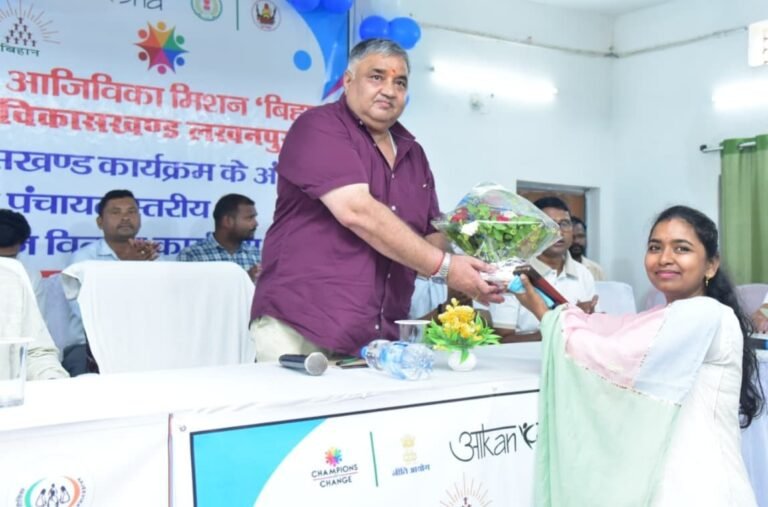 Fish seed distribution in Lakhanpur provides villagers with a new source of livelihood.