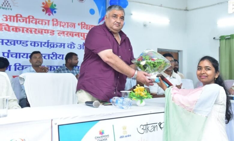 Fish seed distribution in Lakhanpur provides villagers with a new source of livelihood.