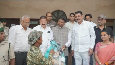 Photo of हाथी-मानव संघर्ष रोकने वन विभाग की नई पहल, हाथी मित्र दल को मिली बाइक और सुरक्षा किट