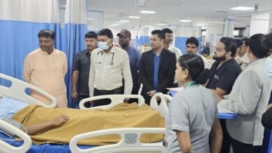 Photo of घायल जवानों से मिलने अस्पताल पहुंचे वन मंत्री, बोले- सुरक्षित हैं सभी, बेहतर इलाज जारी
