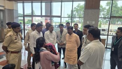 Photo of घायल जवानों से अस्पताल पहुंचे वन मंत्री, इलाज का लिया जायजा